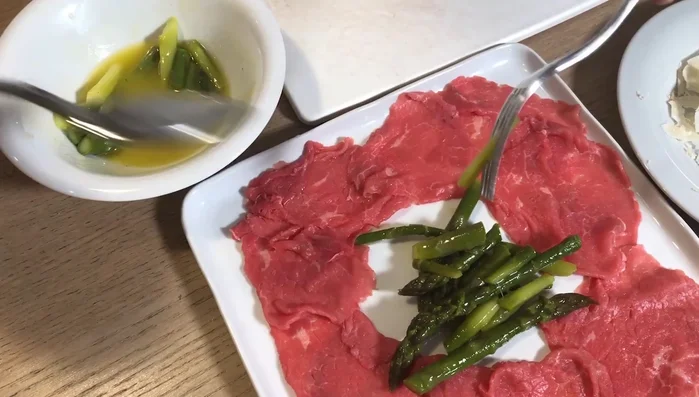 Aggiungere la citronette sia sulla carne che sugli asparagi.