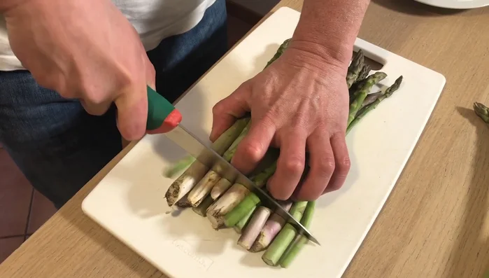 Pulire gli asparagi, rimuovendo la parte finale per circa 2-3 centimetri.