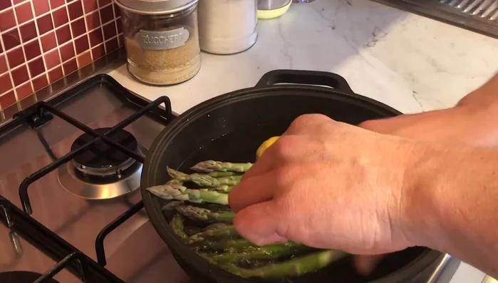 Lessare gli asparagi in acqua bollente salata con l'aggiunta di succo di limone per circa 5 minuti.