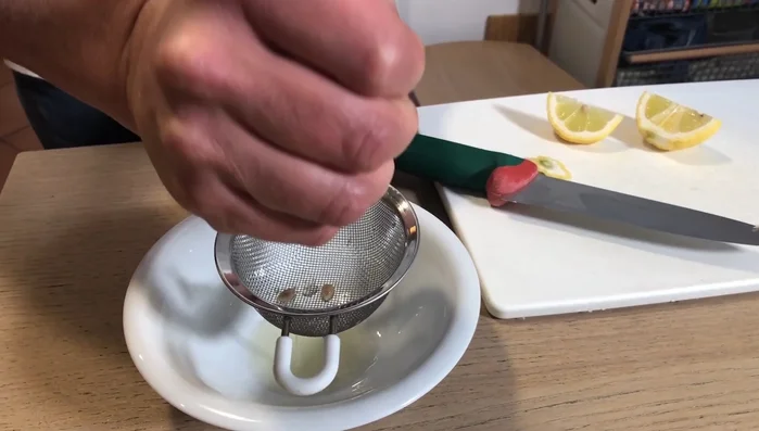 Nel frattempo, preparare la citronette: mescolare olio d'oliva, succo di limone, sale.