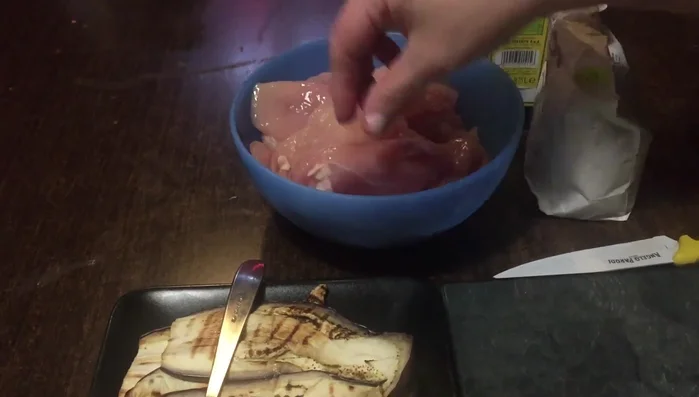 Tagliare i petti di pollo a fettine sottili.