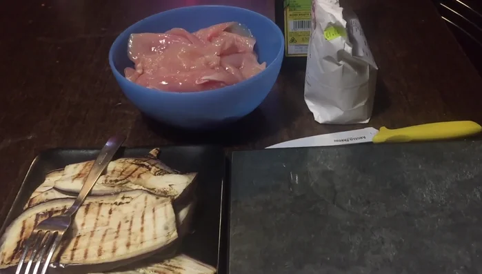 Spolverizzare di farina solo un lato di ogni fettina di pollo.