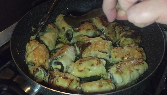 Coprire la padella e cuocere a fuoco basso per circa 10 minuti.