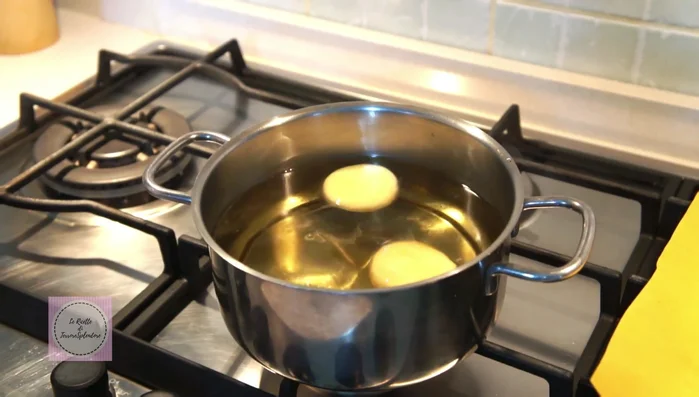 Friggere i mini bomboloni pochi alla volta, capovolgendoli per circa un minuto per lato, a fuoco basso (283.9).