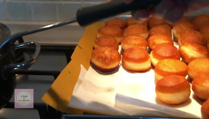 Scolare i bomboloni su carta assorbente (325.3).