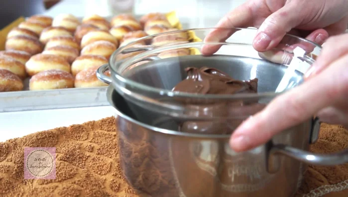 Scaldare la Nutella a bagnomaria e trasferirla in una sac à poche per farcire i bomboloni (390.23).