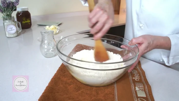 Impastare prima con il mestolo, poi con le mani fino ad assorbire tutta la farina. Trasferire l'impasto sul piano di lavoro e lavorare per qualche minuto (71.15).