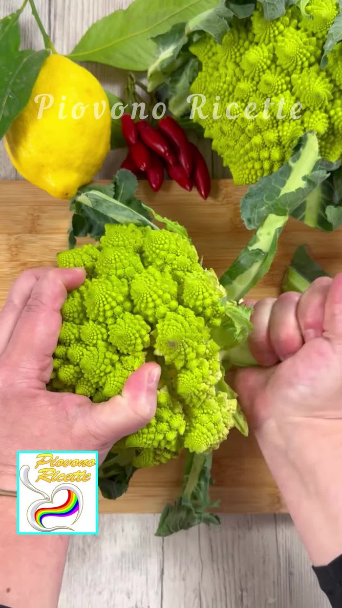 Eliminare le foglie esterne del broccolo romano e utilizzare solo le foglioline più tenere. Staccare le cimette dal gambo e lavarle accuratamente sotto acqua corrente per eliminare le impurità.