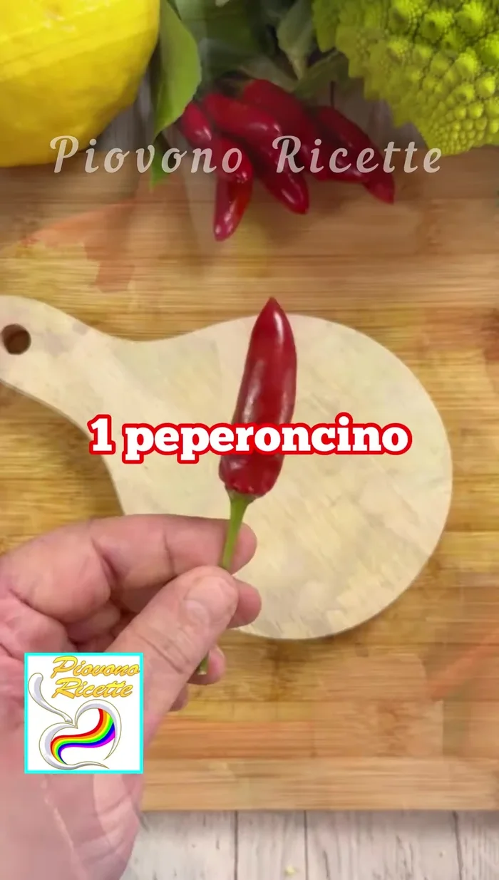 Sminuzzare un peperoncino e spremere il succo di un limone.
