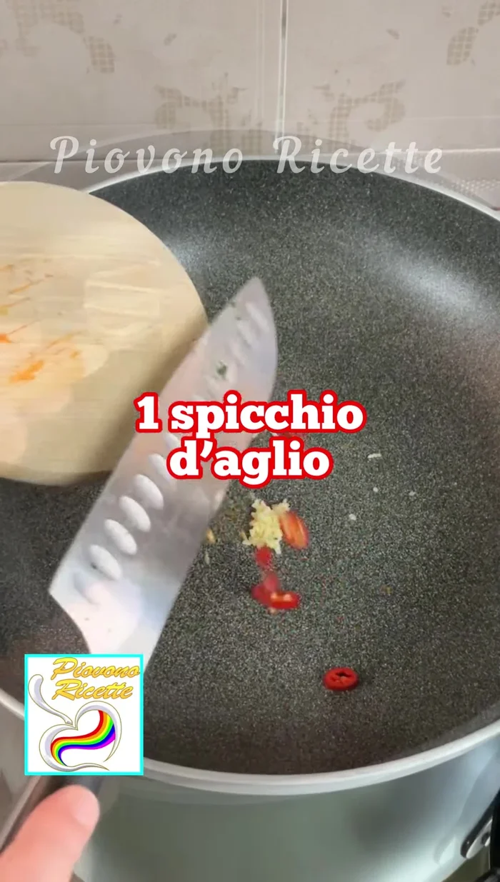 In una padella, far rosolare uno spicchio d'aglio con il peperoncino e un po' d'olio extravergine di oliva.