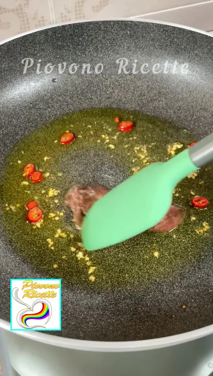 Aggiungere le alici e lasciarle sciogliere completamente nell'olio.