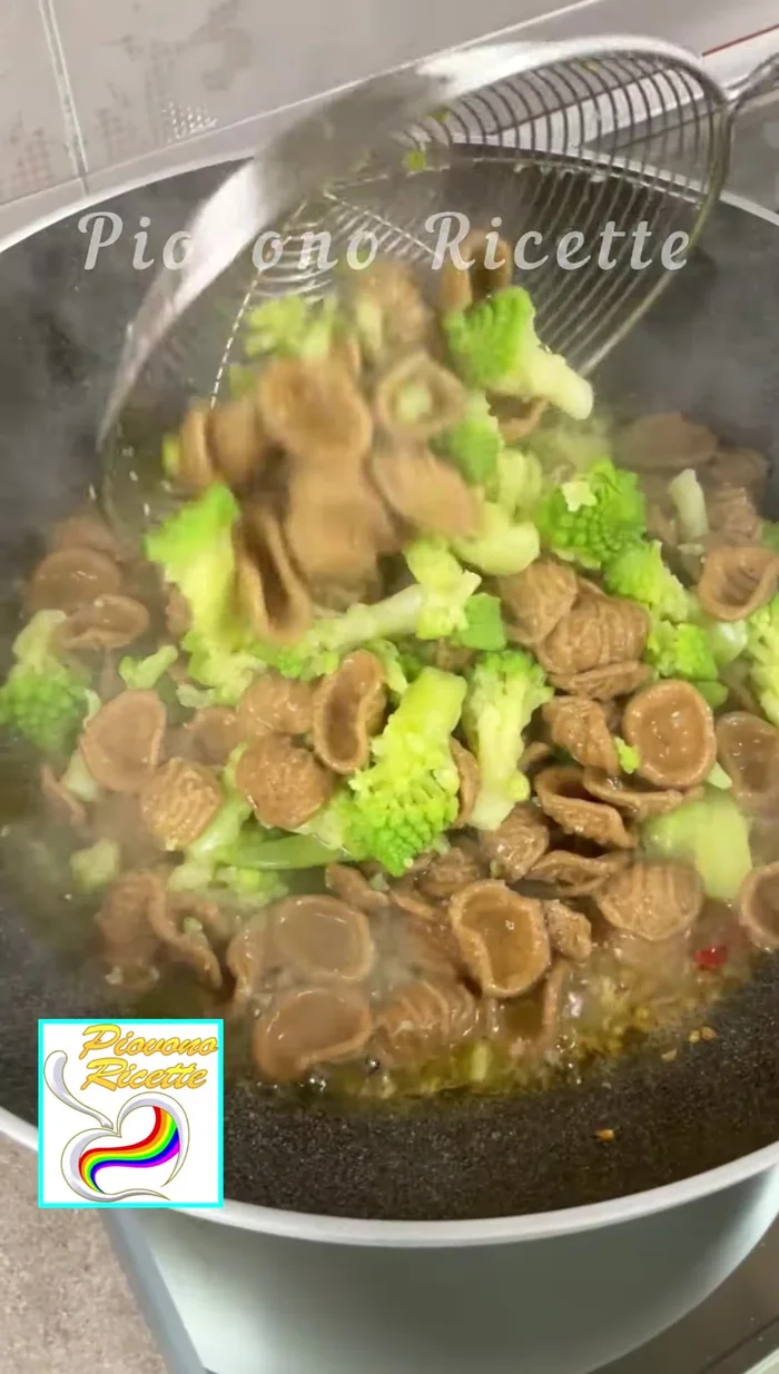 Scolare la pasta insieme al broccolo e aggiungerla alla padella con il condimento. Cuocere a fiamma viva, girando continuamente, fino a quando i liquidi non saranno asciugati e si sarà formata una cremina.