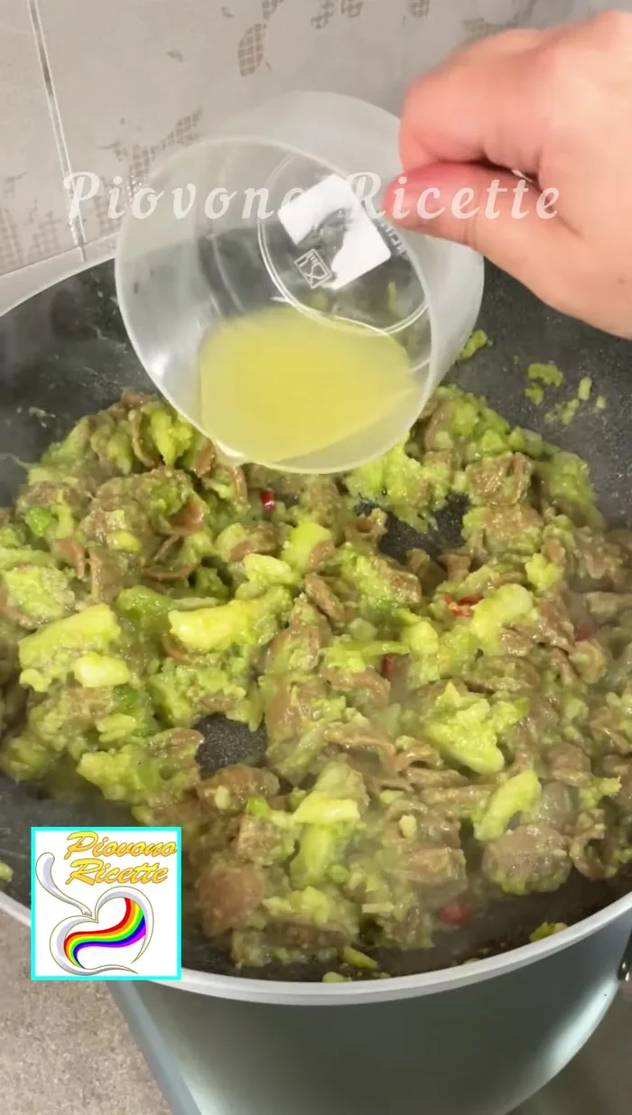 Aggiungere il succo di limone e cuocere per pochi istanti. Spegnere il fuoco e aggiungere la scorza di limone grattugiata e una pioggia di prezzemolo tritato.