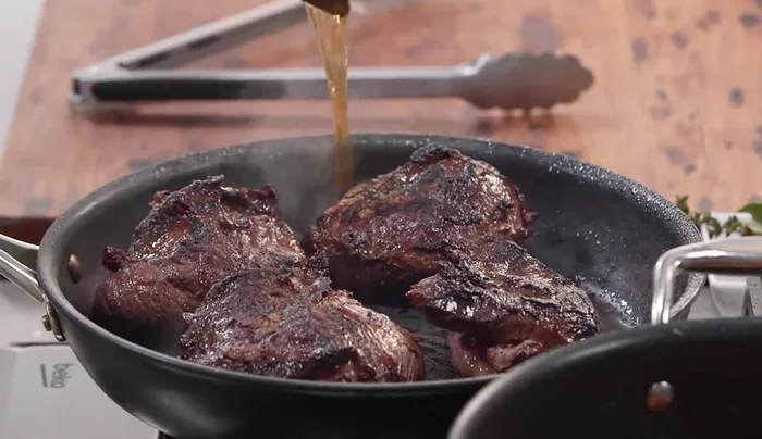 Fiammeggiare la carne con il cognac, facendo evaporare l'alcol.