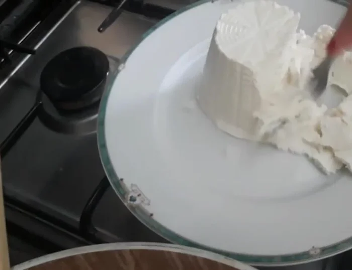 Scolare la pasta e aggiungerla al sugo con la ricotta.