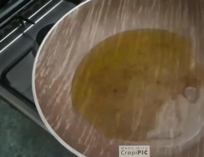 In una pentola, riscaldare l'olio d'oliva e rosolare l'aglio.