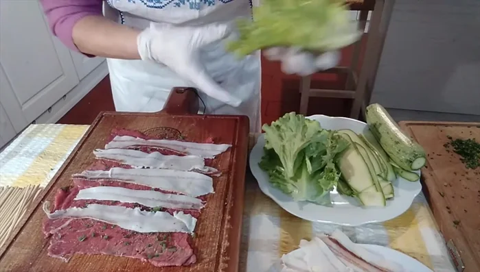 Aggiungere foglie di lattuga e un pizzico di sale sulla verdura.