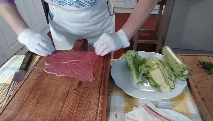 Ripetere il procedimento con le zucchine, affettate sottilmente (con la mandolina per un risultato ottimale).