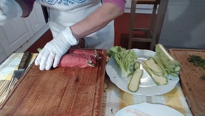 Infilzare i rotolini negli spiedini.
