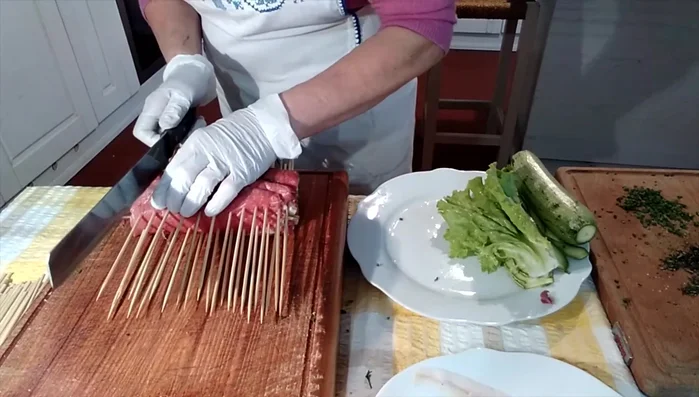 Tagliare gli spiedini tra un bastoncino e l’altro, a metà, per facilitare il consumo.
