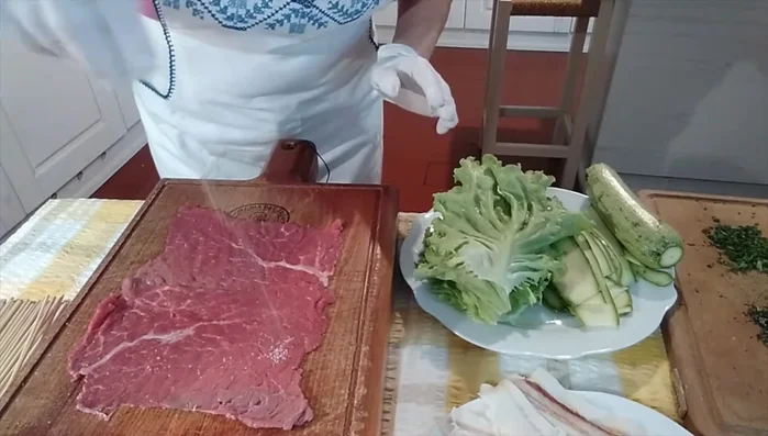 Condire le fettine di vitello con sale.