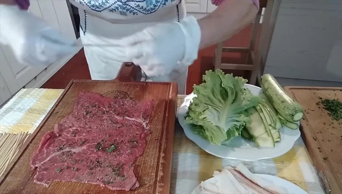 Su ogni fettina, adagiare una fetta di pancetta/guanciale, lasciando un lembo scoperto in cima.