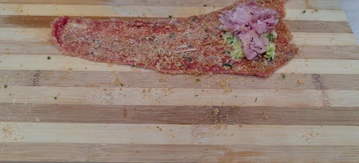 Farcire ogni fettina con un cucchiaio di zucchine, abbondante prosciutto cotto e una fetta di formaggio.