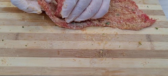 Arrotolare le fettine formando dei fagottini, premendo bene per sigillarli. Avvolgere i lati scoperti con un'altra fettina di carne.