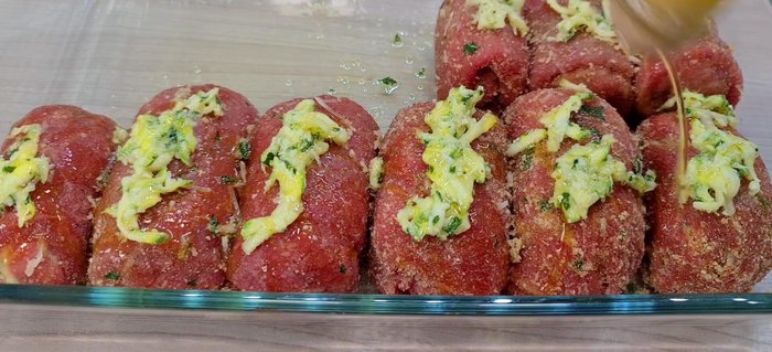 Posizionare i fagottini in una teglia da forno. Aggiungere sulla sommità un po' di zucchine rimaste, olio, e formaggio.