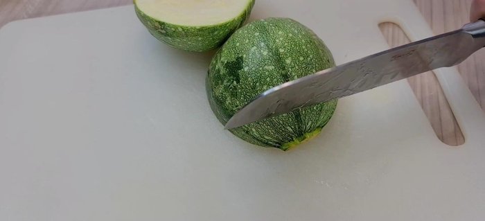 Aggiungere le zucchine rimaste in teglia, condite con olio, sale, pangrattato e formaggio.