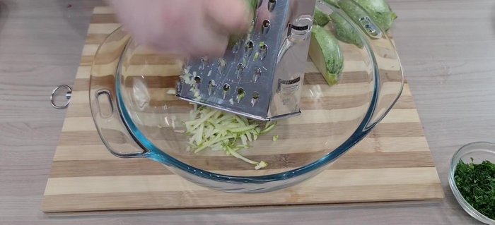 Grattugiare la zucchina e condirla con sale, olio, pepe, formaggio grattugiato e prezzemolo tritato.