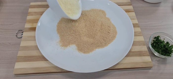 Preparare la panatura mescolando pangrattato, parmigiano, prezzemolo.