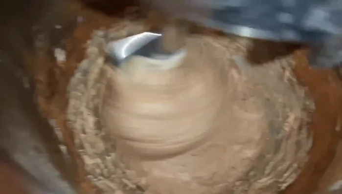 Aggiungere il cacao, impastare bene e poi l'ultimo uovo (146.319)