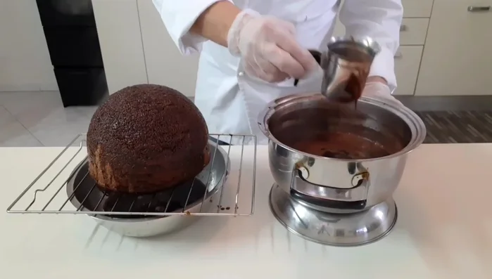 Bagnare i babà con il bagnomaria tiepido (circa 60-70°), aggiungendo rum a piacere (293.199)