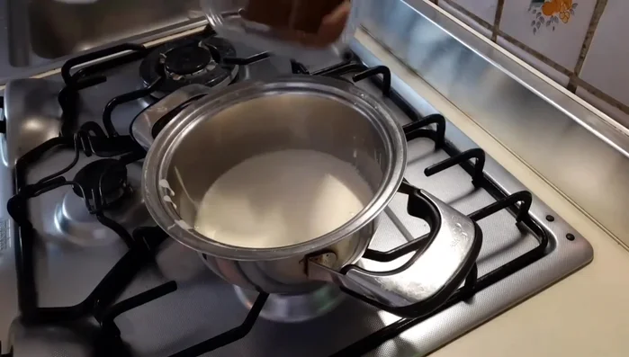 Preparare la ganache: portare la panna a ebollizione, aggiungere il cioccolato e mescolare bene (336.4)