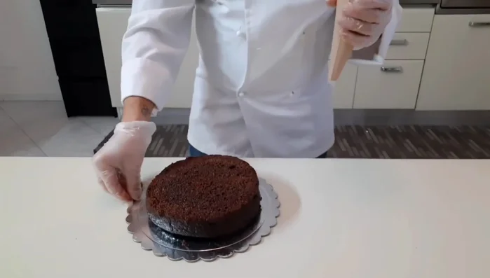 Riempire i babà con la ganache e panna montata (426.039)