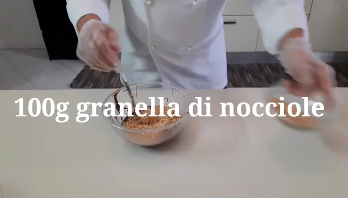 Decorare con crema spalmabile alle nocciole, granella di nocciole e cioccolato bianco (482.68)