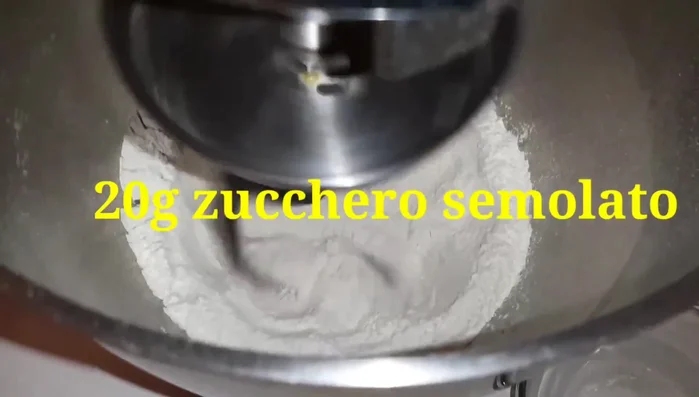 Aggiungere lo zucchero e farlo sciogliere (61.239)