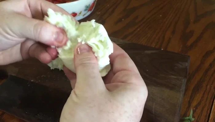 Spezzettare la mozzarella di bufala a pezzetti.