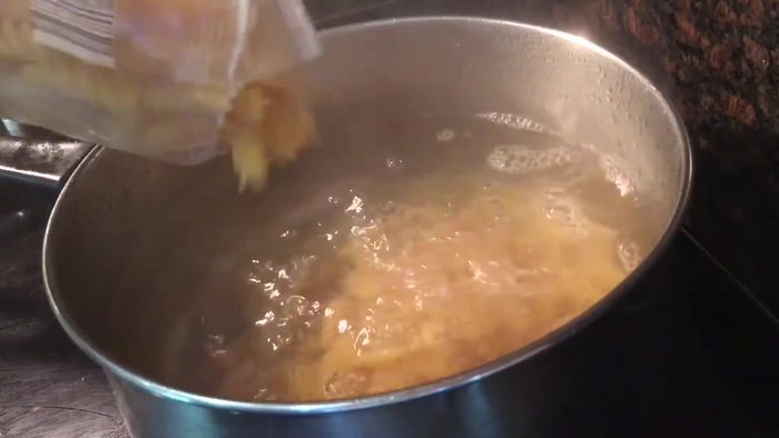 Portare a ebollizione una pentola grande di acqua salata e aggiungere i fusilli. Cuocere per 20 minuti, o secondo le istruzioni sulla confezione.
