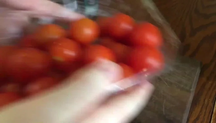 Tagliare i pomodori a pezzetti.