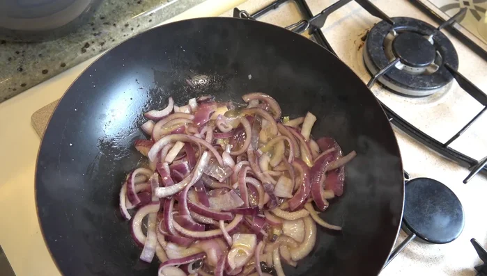 Aggiungere i funghi e continuare la cottura fino a quando le cipolle saranno ammorbidite e i funghi cotti a piacere (circa 15 minuti).