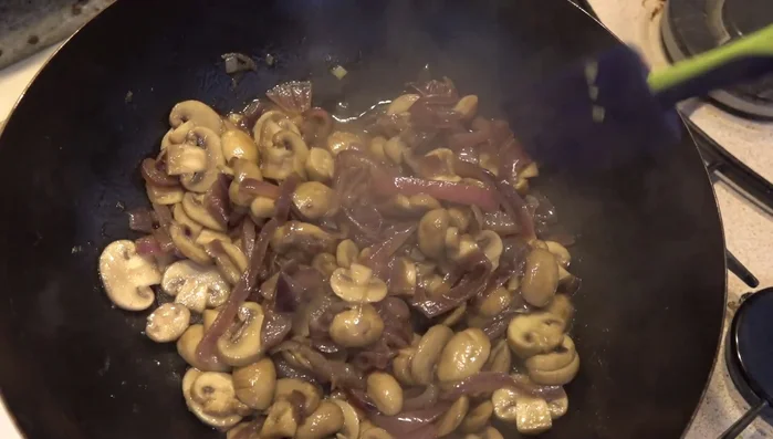 Togliere i funghi e la cipolla dalla padella e metterli da parte.
