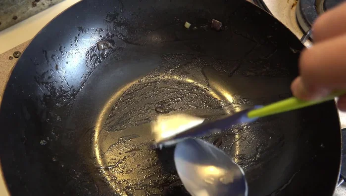 Aggiungere il restante burro nella padella calda e rosolare la carne a striscioline, fino a doratura.