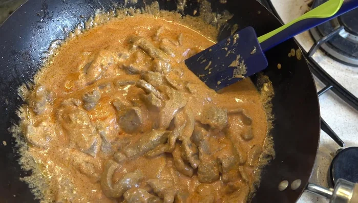 Unire i funghi e la cipolla cotti in precedenza.