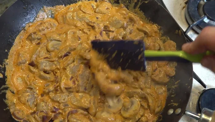 Spegnere il fuoco, guarnire con prezzemolo fresco e servire.