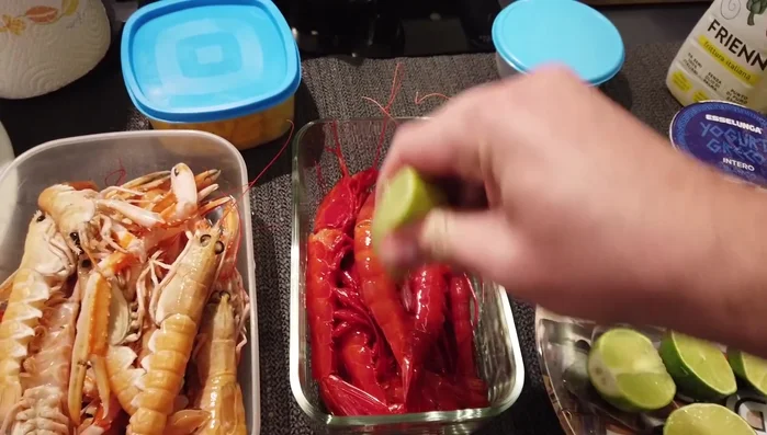 Marinare scampi e gamberi con succo di lime fresco e zenzero grattugiato. Lasciare marinare per circa 2 ore. (224.38)