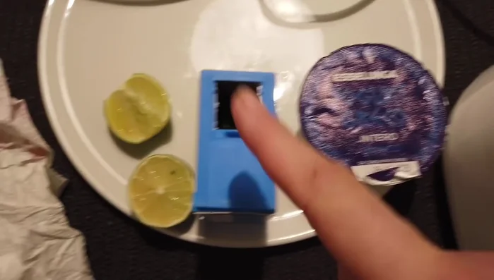 Preparare la salsa: unire avocado, yogurt greco, prezzemolo, succo di lime, olio, sale e pepe. Mescolare bene e mettere in frigo. (250.549)