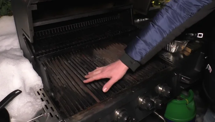 Accendere il barbecue a gas, impostando due bruciatori a potenza media per i gamberi e due a potenza maggiore per gli scampi. (283.639)