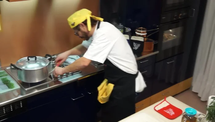 In una pentola capiente, scaldare l'olio e far rosolare gli spicchi d'aglio schiacciati. (137.959)